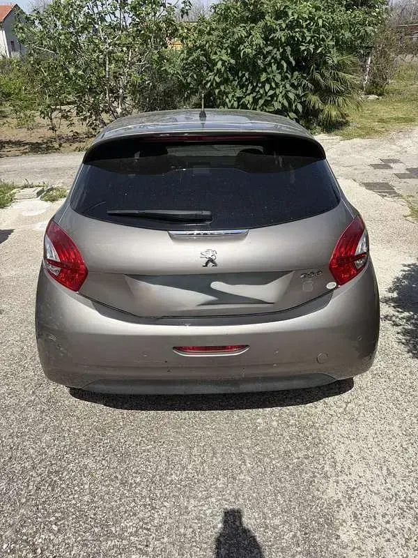 Usata Peugeot 208 Allure 95 CV (69 kW) 2014 Utilitaria