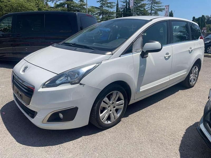 Bianco Usata 2016 Peugeot 5008 Allure Monovolume | 4000 € (Buon prezzo) - Immagine 1/4