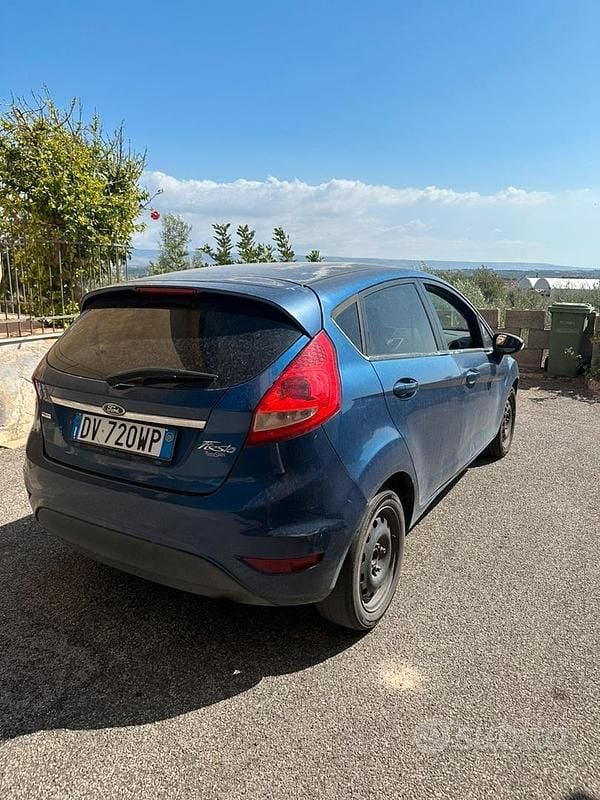 Second-hand Ford Fiesta Titanium 70 CP (51 kW) 2009 Albastru Hatchback