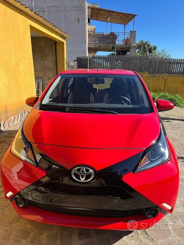 Usata Toyota Aygo 69 CV (50 kW) 2015 Rosso Utilitaria