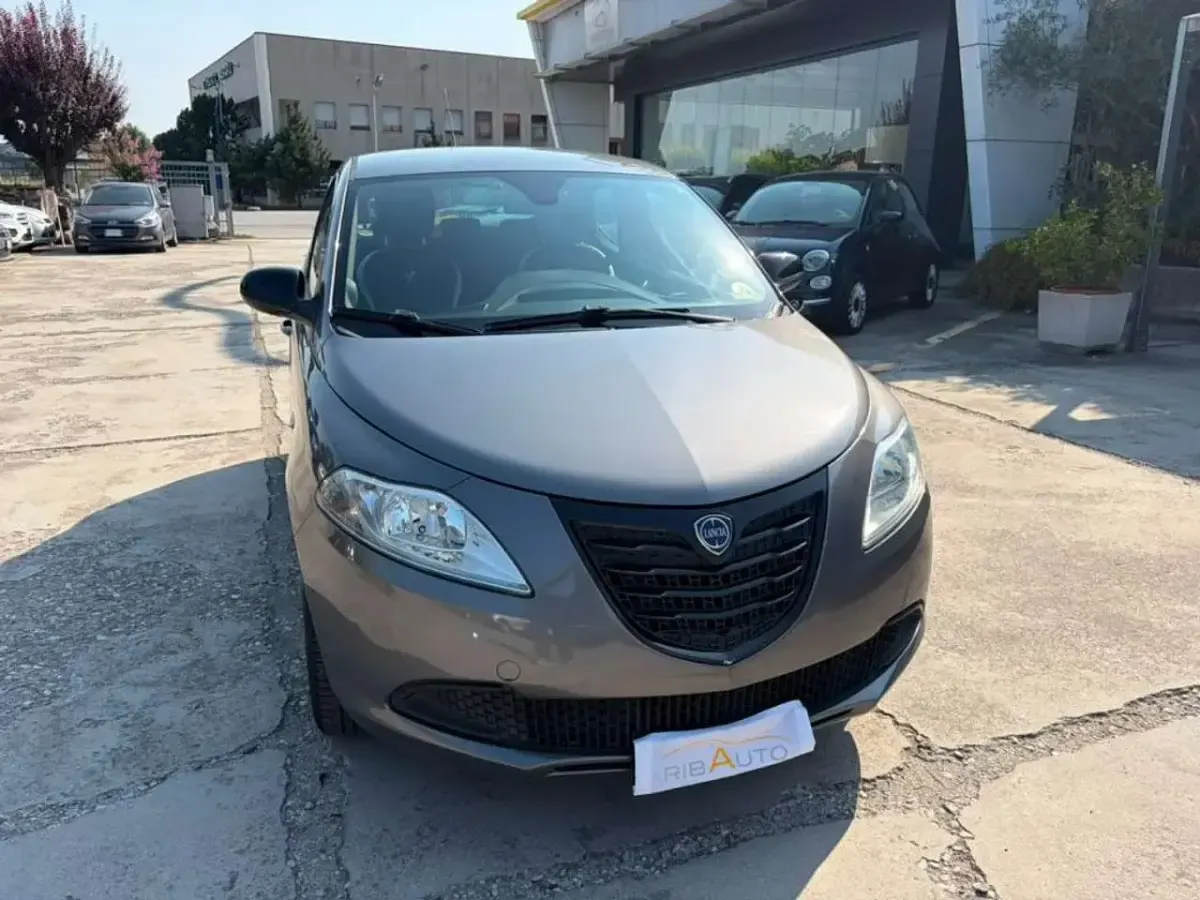 Usata Lancia Ypsilon 69 CV (50 kW) 2015 Grigio scuro Utilitaria