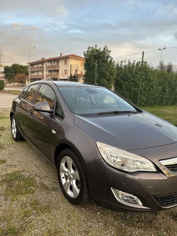 Usata Opel Astra Cosmo 110 CV (80 kW) 2010 Berlina