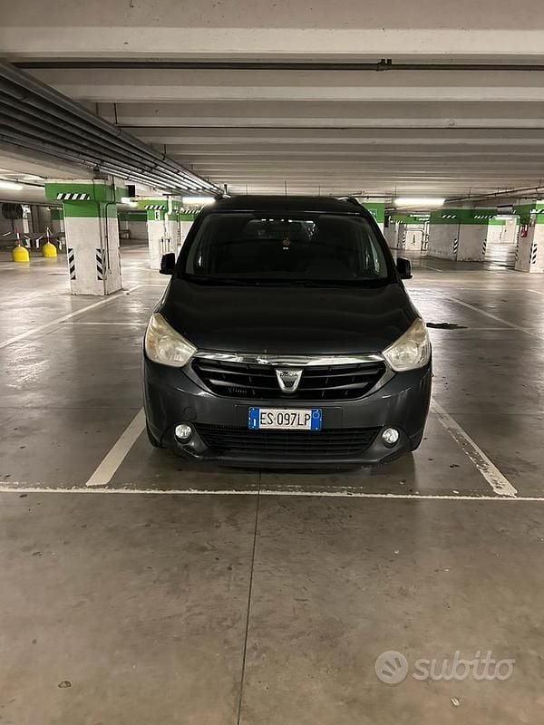 Begagnad Dacia Lodgy Lauréate 107 HK (78 kW) 2013 Minibuss