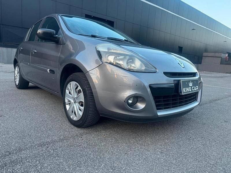 Usata Renault Clio II Luxe 75 CV (55 kW) 2010 Grigio Berlina