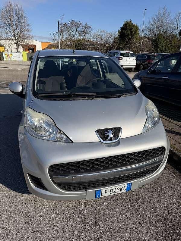 Usata Peugeot 107 Active 68 CV (50 kW) 2010 Argento Utilitaria