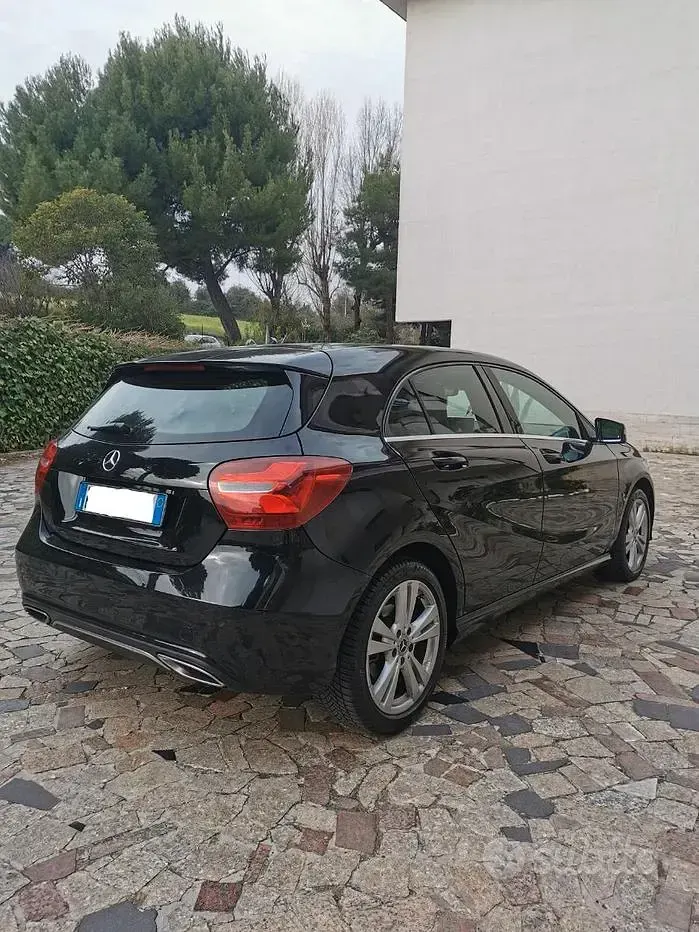 Usata Mercedes 180 109 CV (80 kW) 2017 Nero Berlina