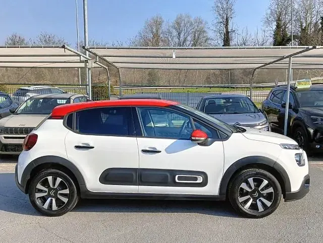 Usata Citroën C3 Shine 83 CV (61 kW) 2023 Bianco tetto rosso pastello Utilitaria