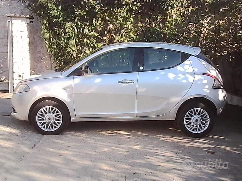 Usata Lancia Ypsilon 85 CV (62 kW) 2015 Grigio Utilitaria