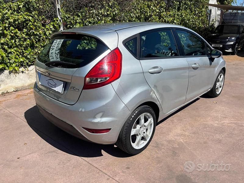 Usata Ford Fiesta Titanium 97 CV (71 kW) 2012 Grigio Utilitaria