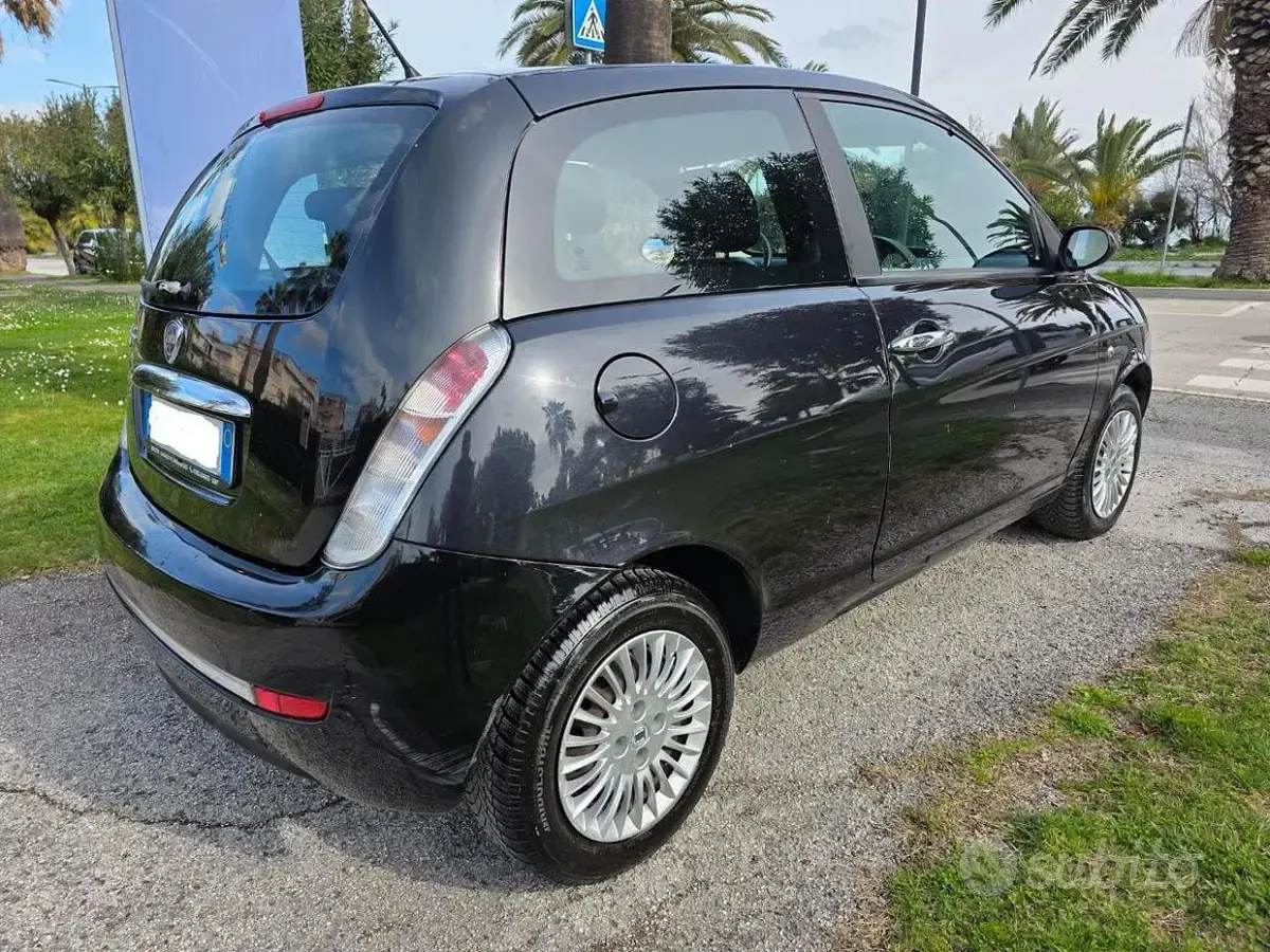 Usata Lancia Ypsilon 70 CV (51 kW) 2005 Grigio Utilitaria