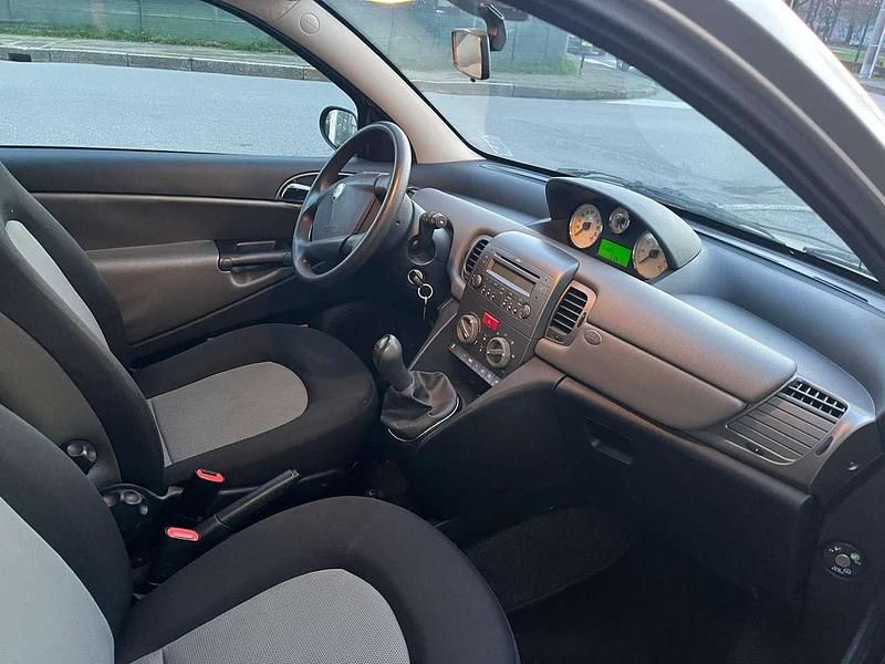 Usata Lancia Ypsilon 69 CV (50 kW) 2005 Argento Utilitaria