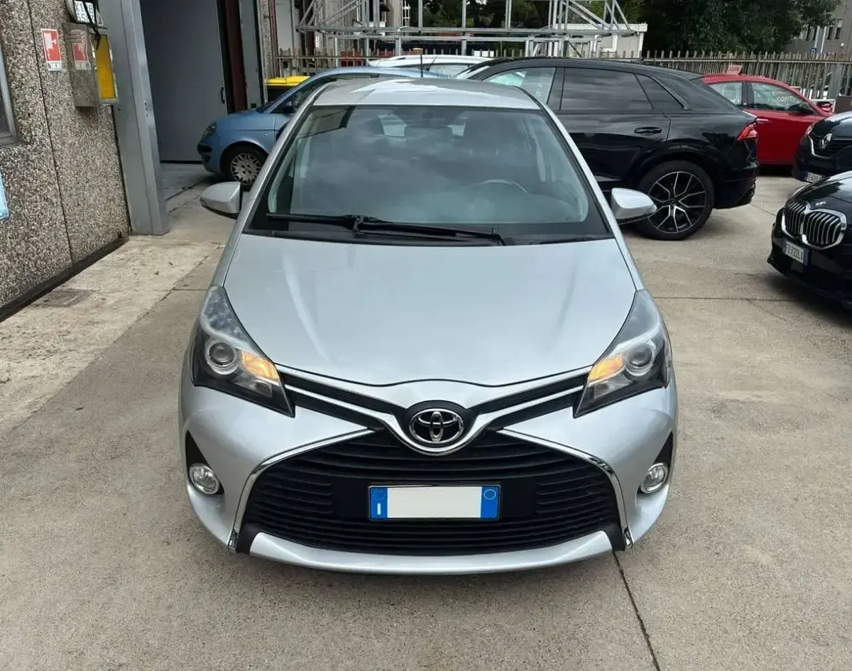 Usata Toyota Yaris Lounge 69 CV (50 kW) 2017 Argento Berlina