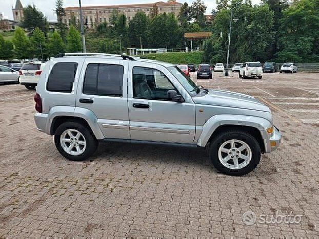 Usata Jeep Cherokee 163 CV (119 kW) 2008 Grigio SUV