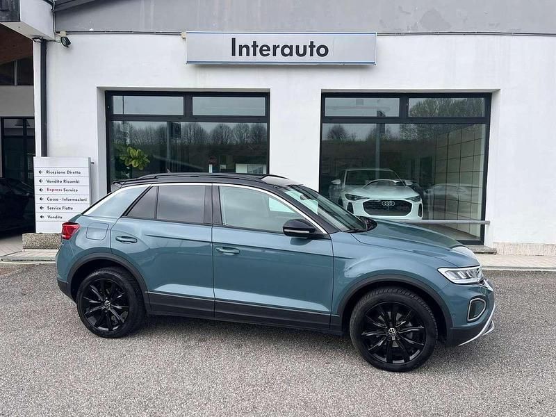 Usata VW T-Roc Life 150 CV (110 kW) 2023 Petroleum blue metallizzato SUV
