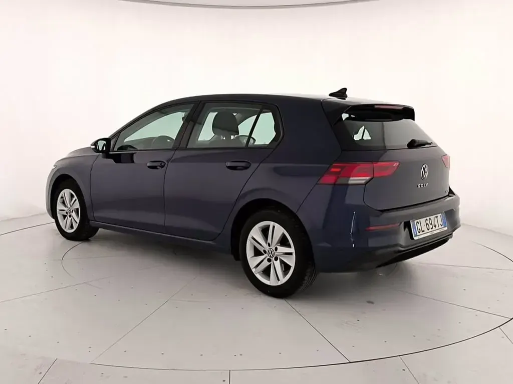Usata VW Golf VIII Life 110 CV (80 kW) 2023 H7 atlantic blue metallizzato Berlina