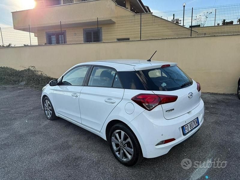 Usata Hyundai i20 Comfort 74 CV (54 kW) 2017 Bianco Berlina