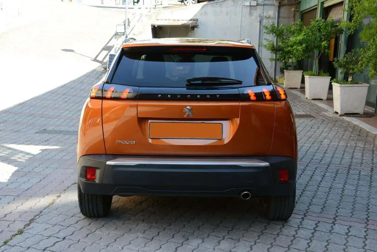 Usata Peugeot 2008 Allure 110 CV (80 kW) 2022 Arancione SUV