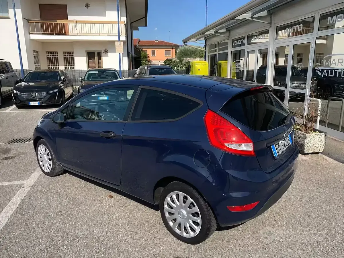 Usata Ford Fiesta 71 CV (52 kW) 2012 Bluazzurro Berlina