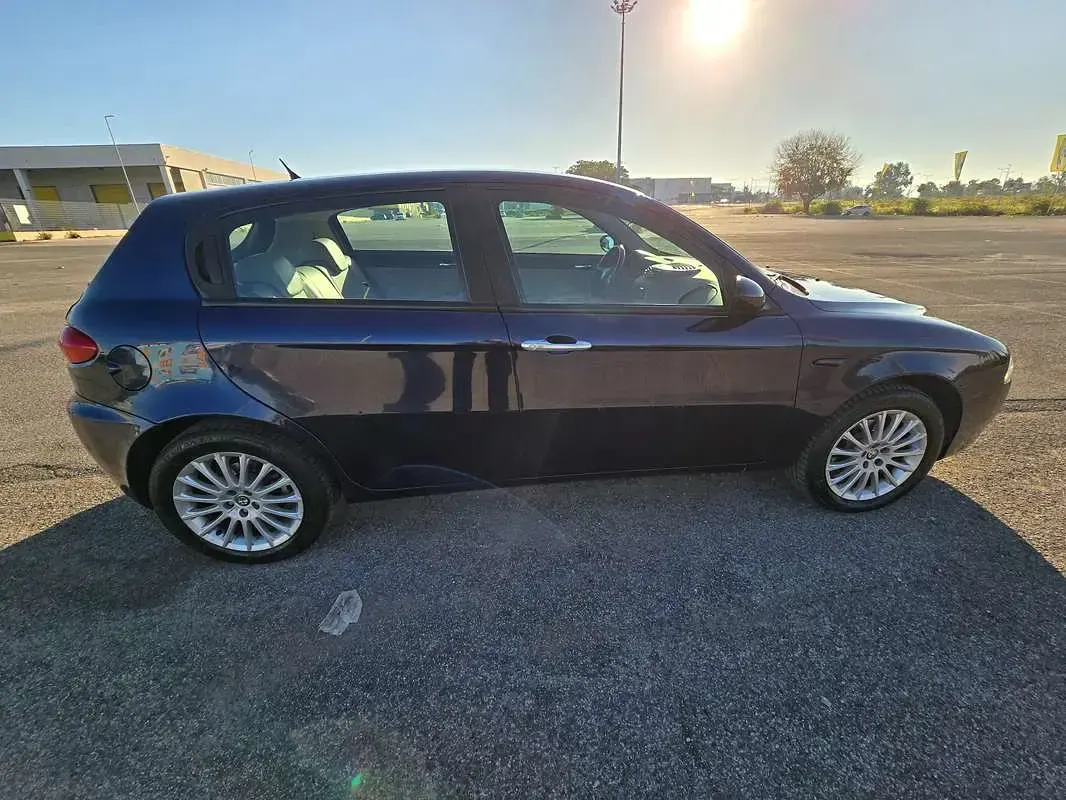 Usata Alfa Romeo 147 Distinctive 105 CV (77 kW) 2005 Blu/azzurro Utilitaria