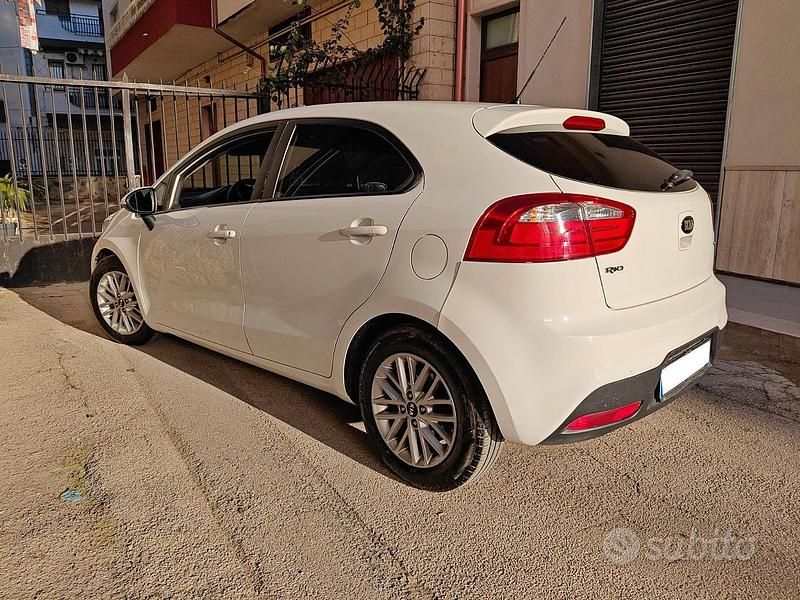 Usata Kia Rio 90 CV (66 kW) 2014 Bianco Berlina