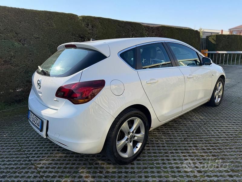 Usata Opel Astra Cosmo 160 CV (117 kW) 2010 Bianco Berlina