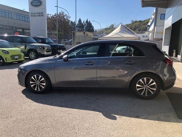 Usata Mercedes A180 Advanced 116 CV (85 kW) 2023 Grigio montagna Berlina