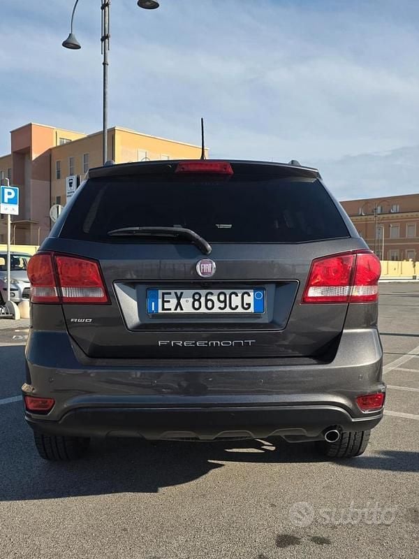 Usata Fiat Freemont Black Code 170 CV (125 kW) 2014 Grigio SUV