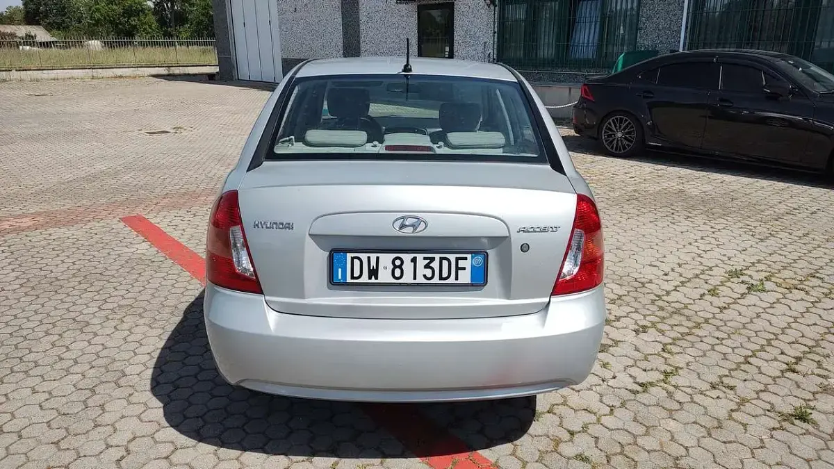 Usata Hyundai Accent Style 97 CV (71 kW) 2009 Argento metallizzato Berlina