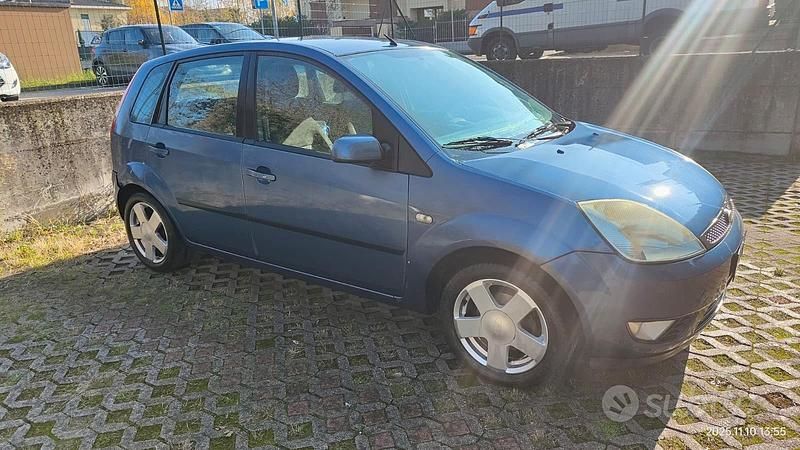 Usata Ford Fiesta 75 CV (55 kW) 2005 Blu Utilitaria