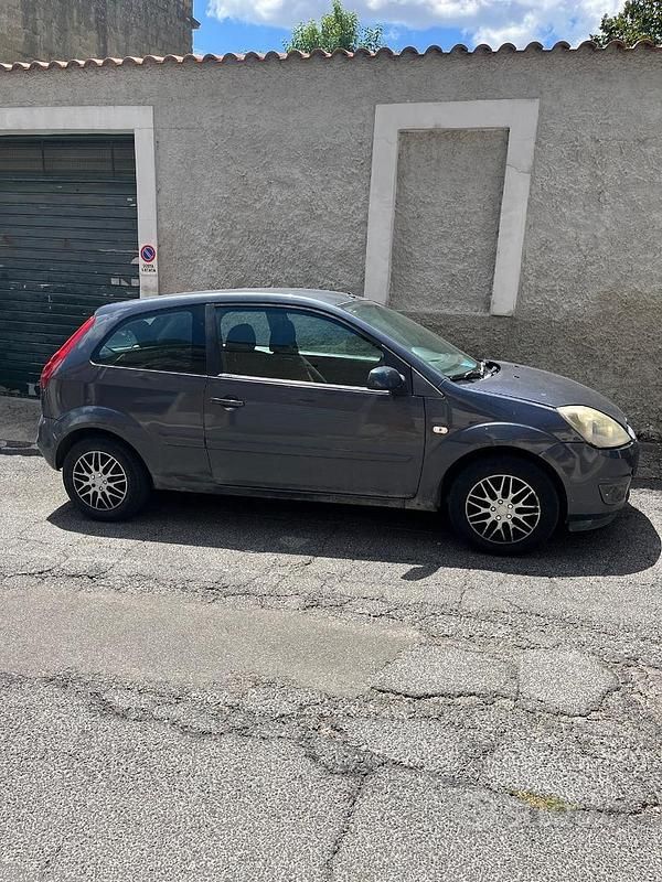 Usata Ford Fiesta Zetec 68 CV (50 kW) 2007 Grigio Utilitaria
