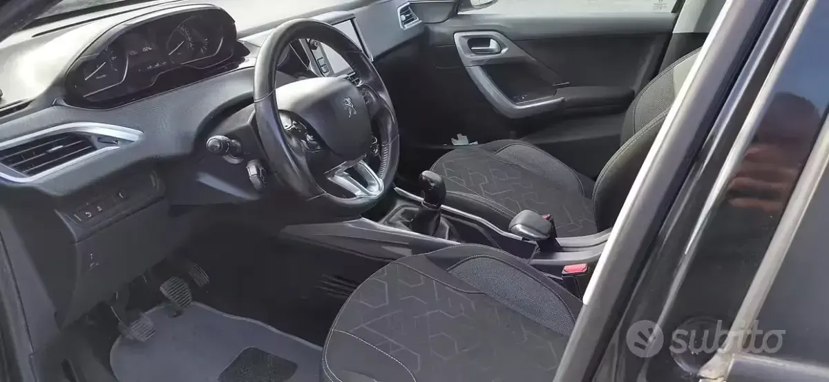 Usata Peugeot 2008 Active 82 CV (60 kW) 2016 Nero SUV