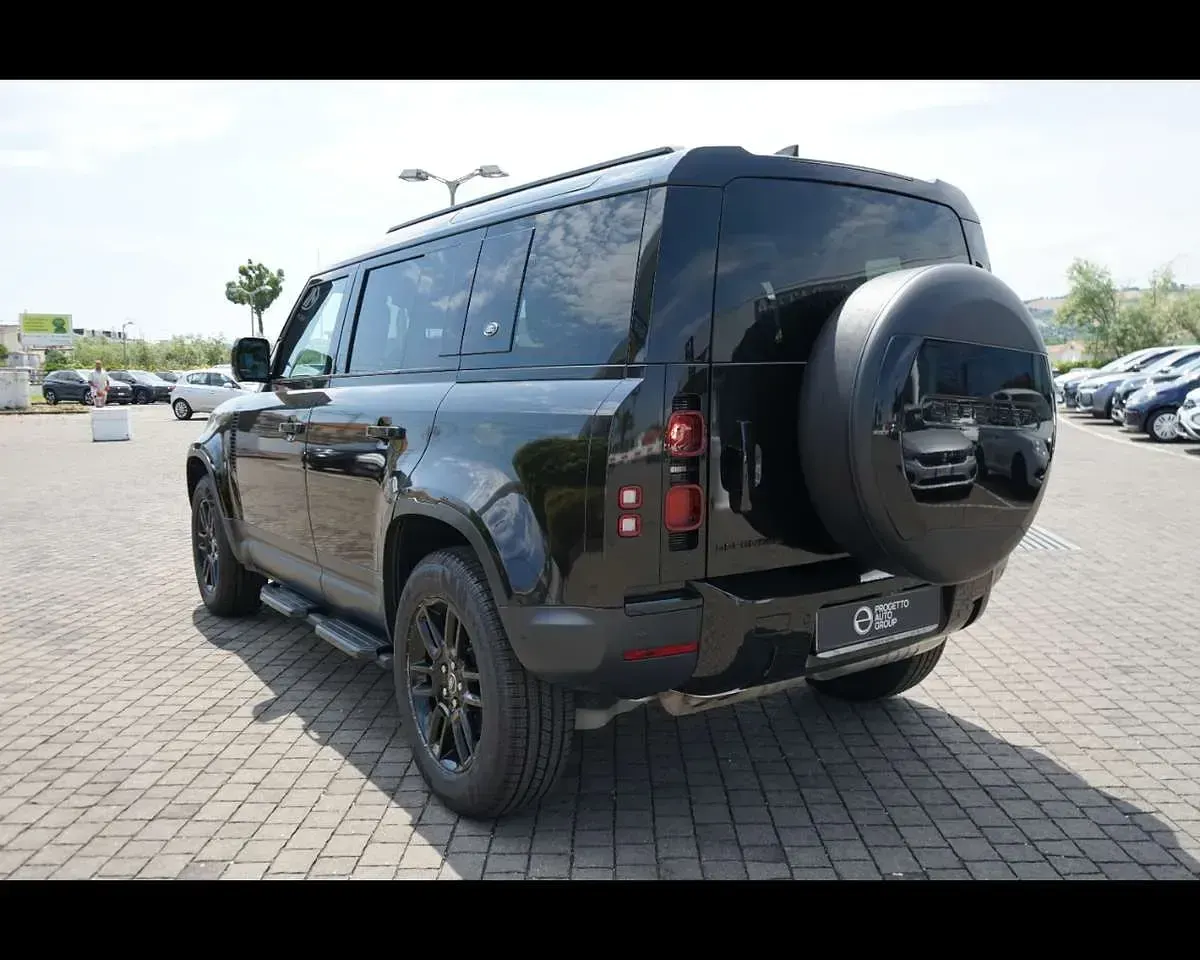 Usata Land Rover Defender SE 249 CV (183 kW) 2023 Santorini black SUV