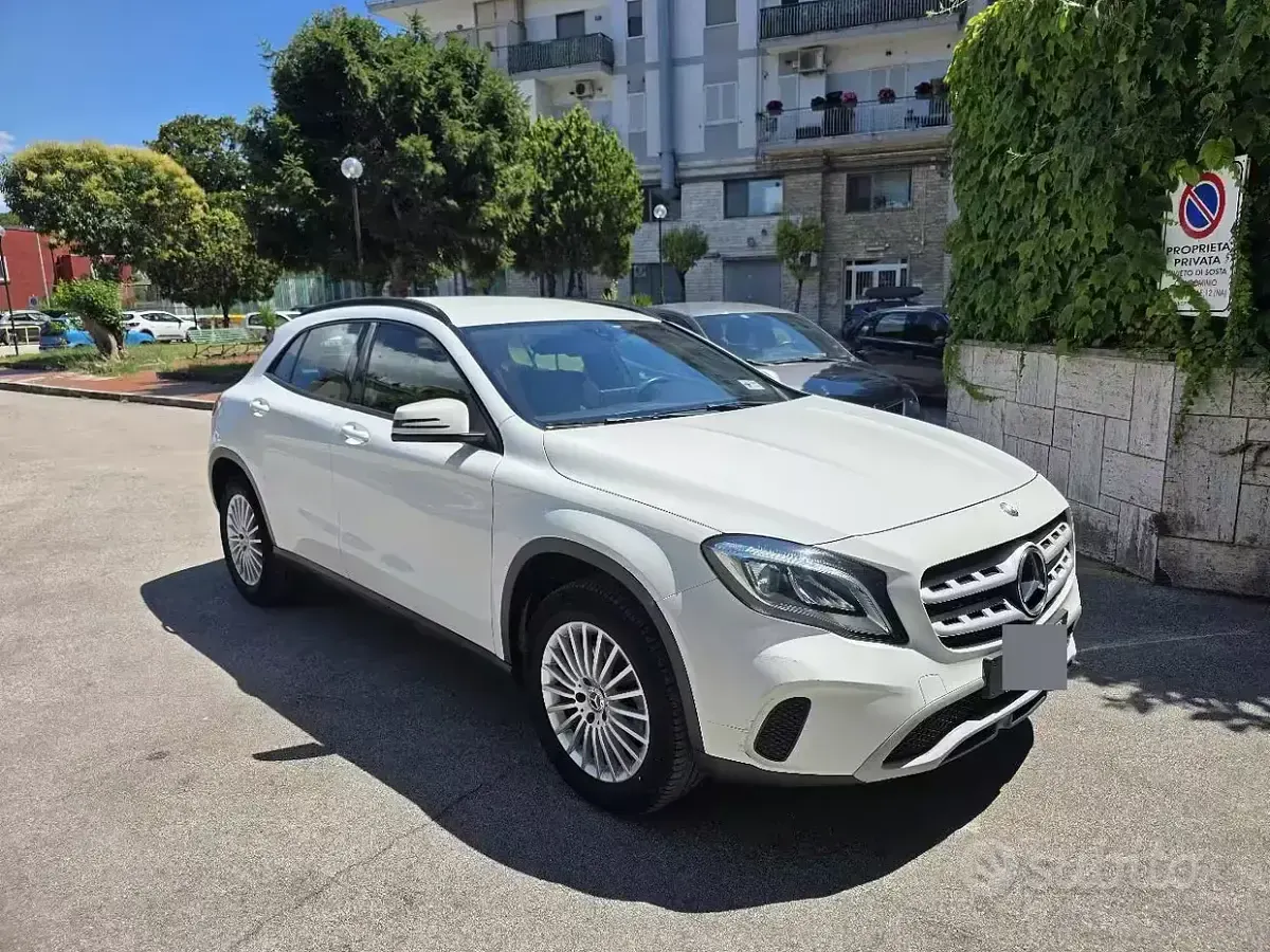 Usata Mercedes GLA180 122 CV (89 kW) 2019 Bianco SUV