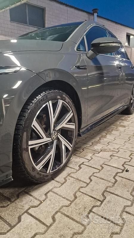 Usata VW Golf VIII R-line 150 CV (110 kW) 2023 Grigio Berlina