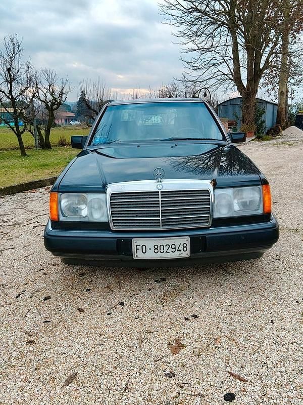 Usata Mercedes E200 105 CV (77 kW) 1991 Nero Berlina