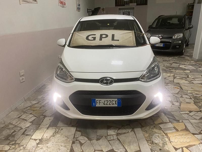 Bianco Usata 2016 Hyundai i10 Due volumi | 6600 € (Buon prezzo) - Immagine 1/4