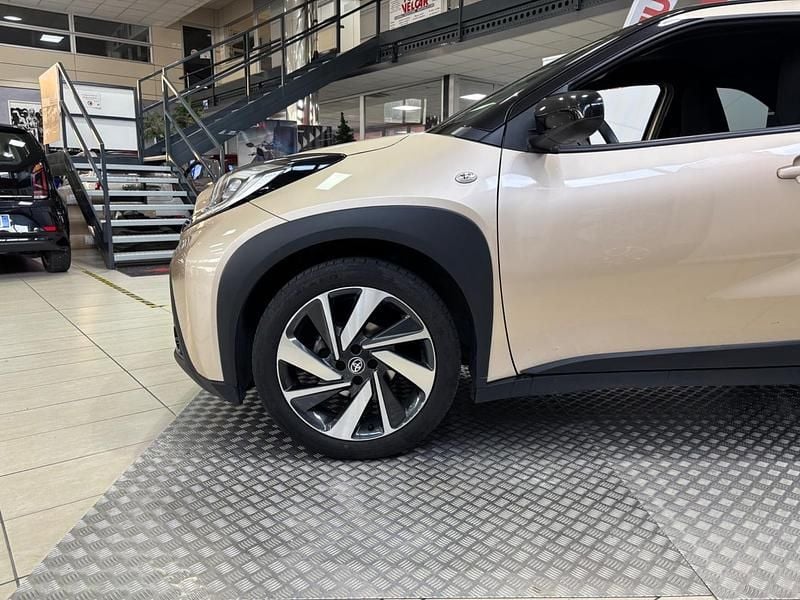 Usata Toyota Aygo X Lounge 72 CV (52 kW) 2023 Oro SUV