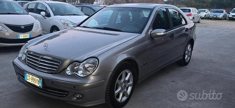 Usata Mercedes C220 Elegance 122 CV (89 kW) 2005 Grigio Berlina