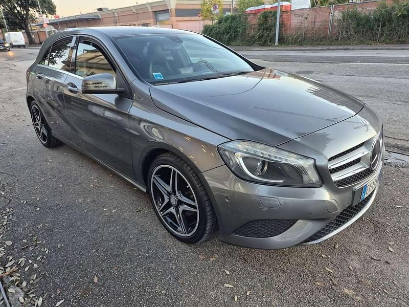 Grigio Usata 2015 Mercedes A180 Premium Tre volumi | 11.000 € (Buon prezzo) - Immagine 1/4