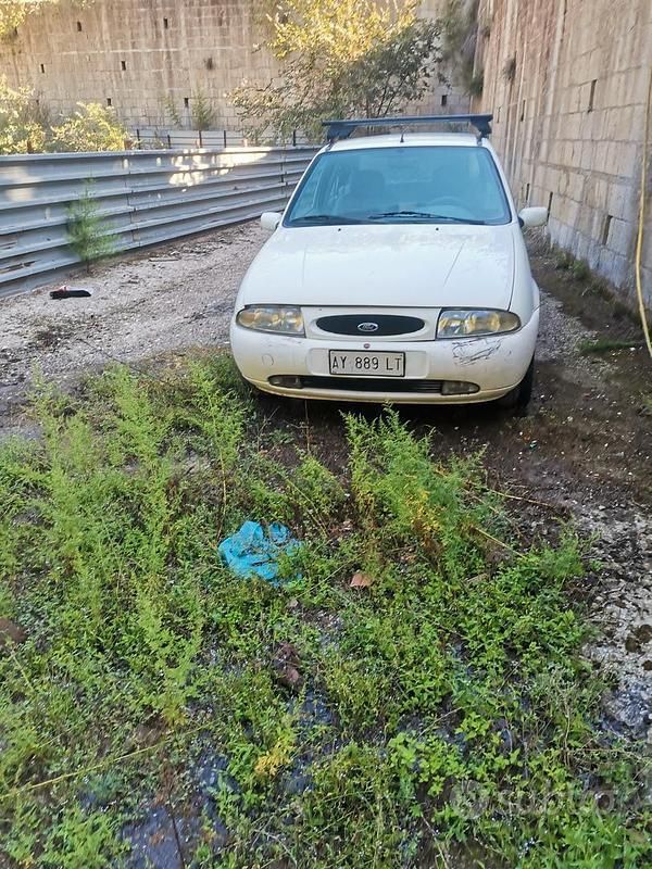 Usata Ford Fiesta 75 CV (55 kW) 1998 Bianco Berlina