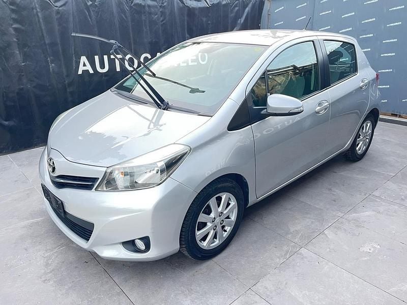 Argento Usata 2012 Toyota Yaris Lounge Tre volumi | 5900 € (Buon prezzo) - Immagine 1/4