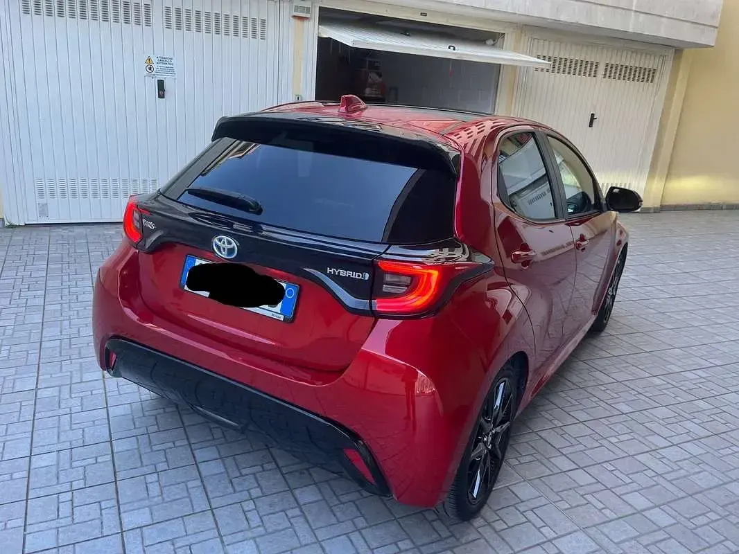 Usata Toyota Yaris Hybrid Lounge 92 CV (67 kW) 2022 Rosso Berlina