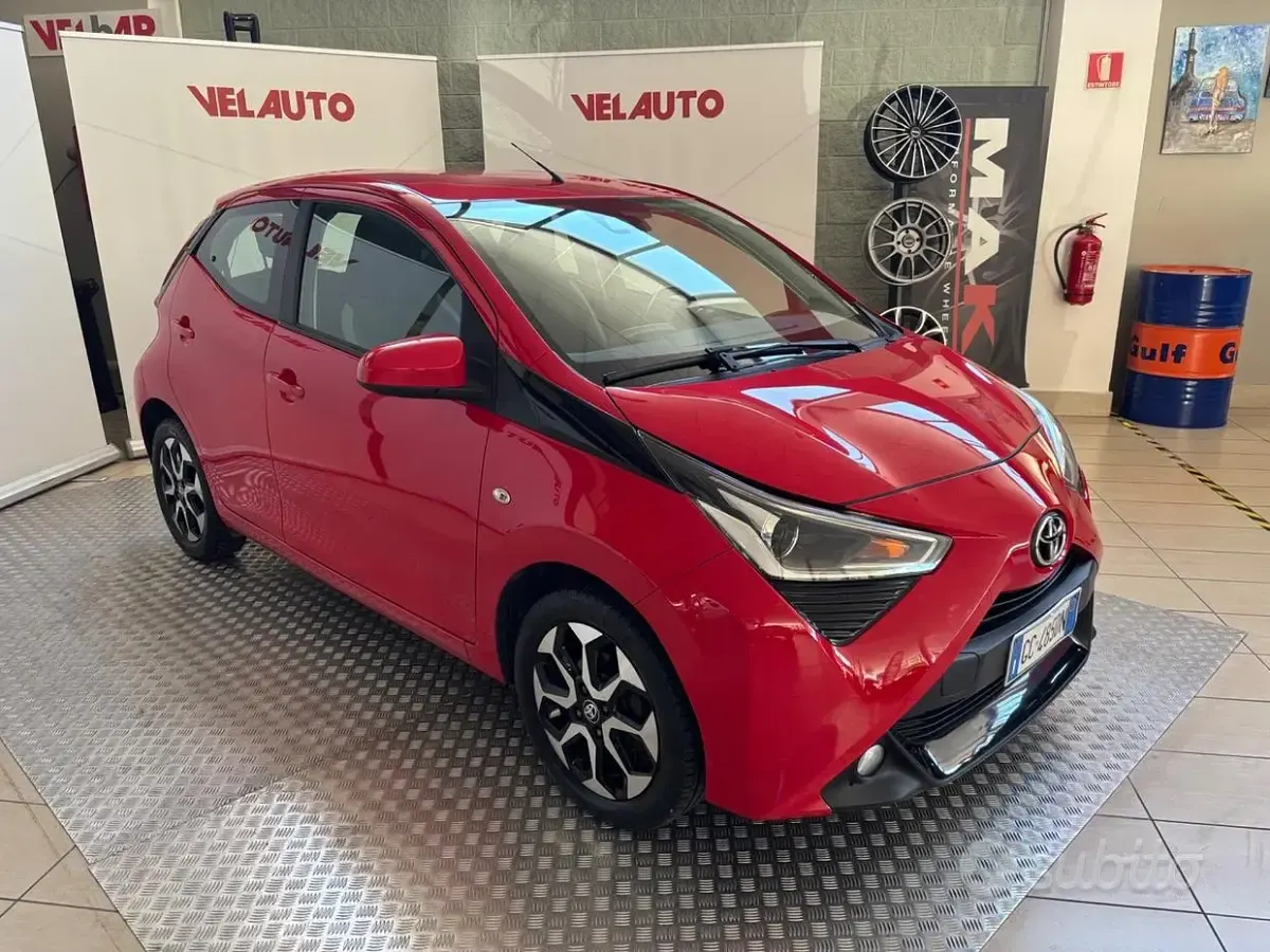 Usata Toyota Aygo Cool 72 CV (52 kW) 2019 Rosso Utilitaria