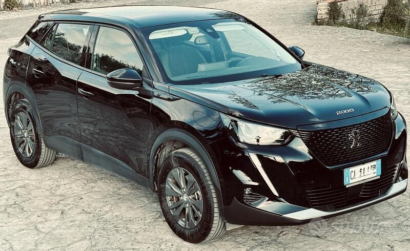 Usata Peugeot e-2008 100 kW (136 CV) 2021 Nero SUV
