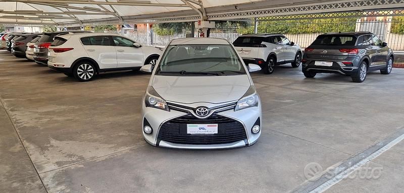Usata Toyota Yaris Lounge 90 CV (66 kW) 2015 Grigio Utilitaria