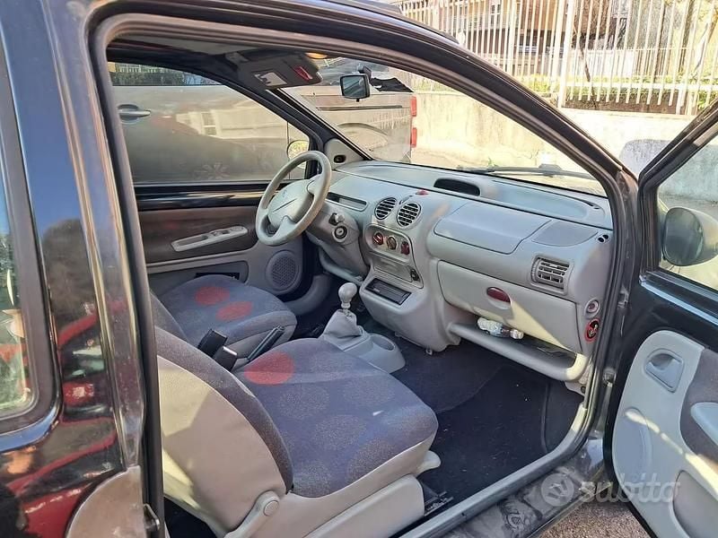 Usata Renault Twingo 58 CV (42 kW) 2001 Nero Utilitaria