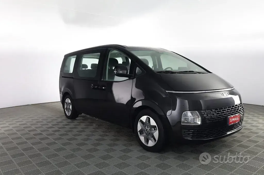 Begagnad Hyundai Staria 177 HK (130 kW) 2023 Svart Minibuss