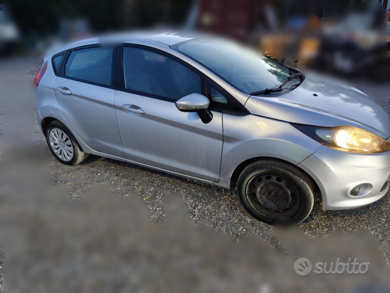 Usata Ford Fiesta 68 CV (50 kW) 2010 Grigio Utilitaria