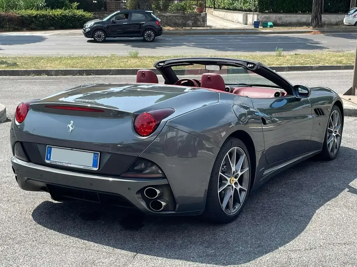 Usata Ferrari California 460 CV (338 kW) 2011 Grigio Cabrio