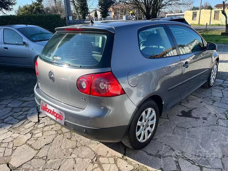 Usata VW Golf VI Comfortline 102 CV (75 kW) 2008 Grigio Utilitaria